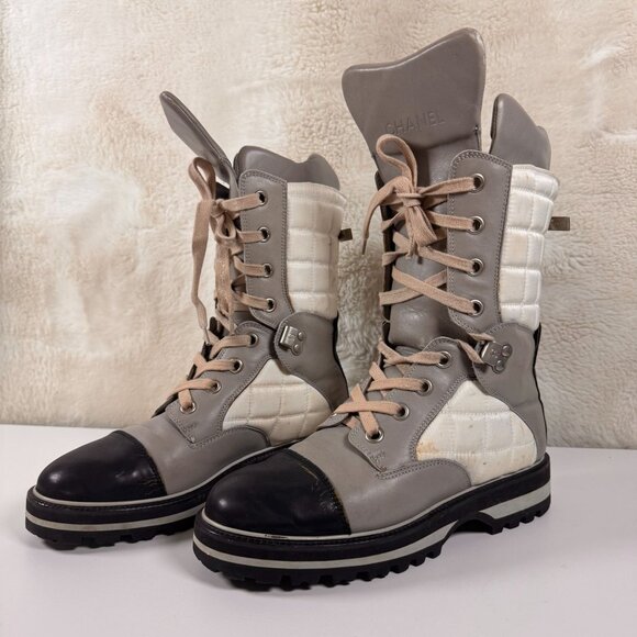 VINTAGE Chanel White & Gray Quilted Ski Boots Size 38. - Picture 1 of 16